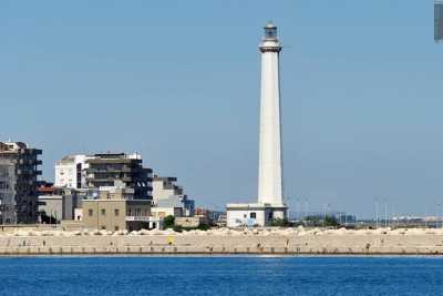 San Cataldo: l'ex rione a luci rosse che, circondato dal mare, vive all'ombra del faro